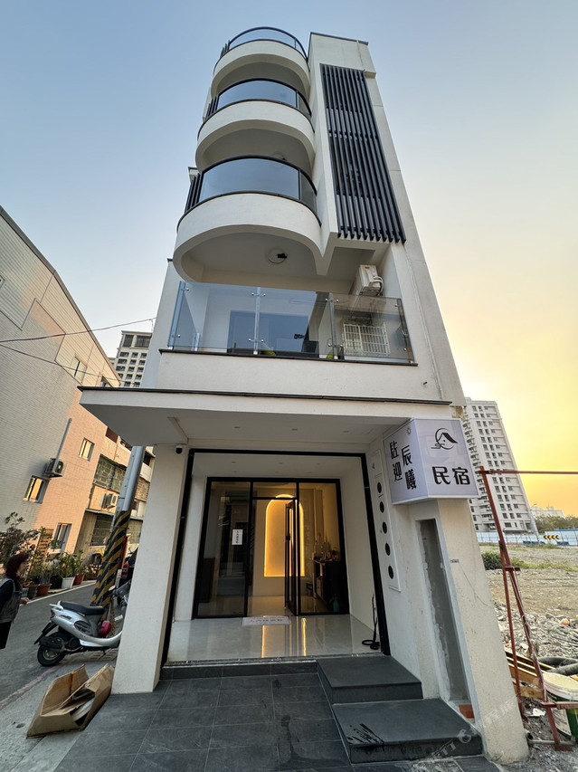 อาคาร Yan Ying Chen Xi B&B ด้านหน้าพร้อมป้ายชื่อ 燕影晨曦 ยามเย็น