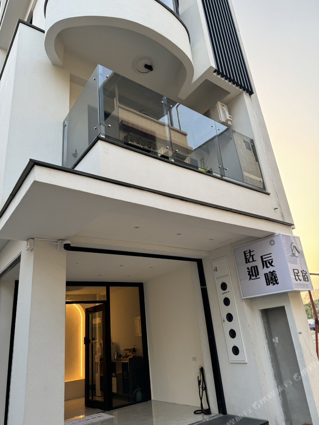 ทางเข้า B&B ใกล้ชิด ป้าย 燕迎晨曦 民宿 มุมถ่ายตอนพระอาทิตย์ตก