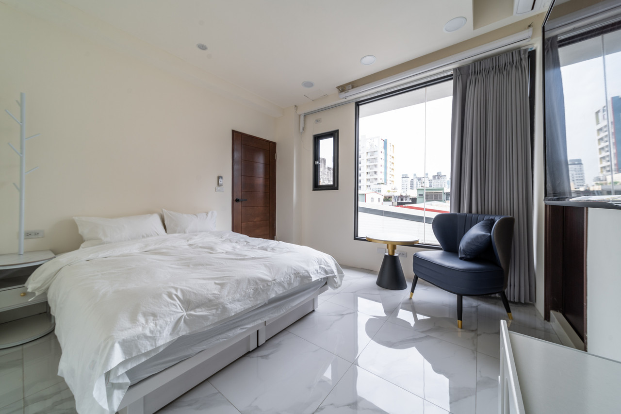 ทางเข้า B&B ใกล้ชิด ป้าย 燕迎晨曦 民宿 มุมถ่ายตอนพระอาทิตย์ตก