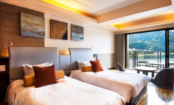 The Kukuna modern twin room with large sliding windows and Lake Kawaguchi view