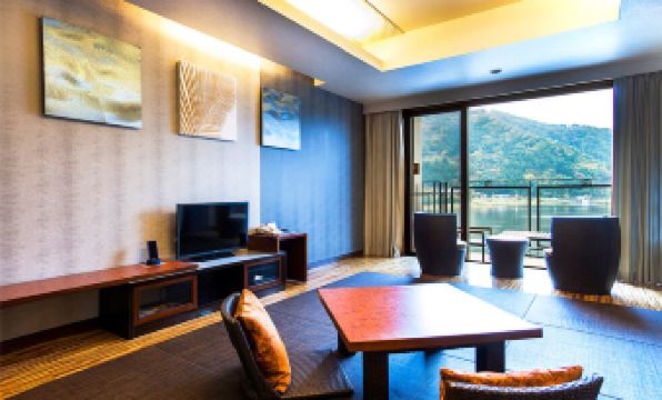 The Kukuna Japanese-Western suite with private terrace and lake and mountain views