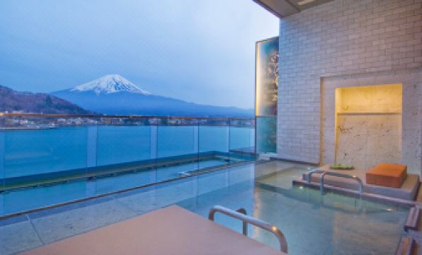 Ozora no Yu top-floor open-air onsen at The Kukuna with Mt Fuji and Lake Kawaguchi in the background