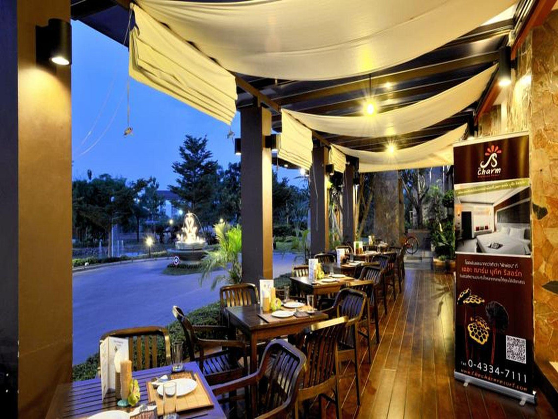 ห้องอาหาร The Terrace กลางแจ้งช่วงพลบค่ำ วิวสวนและน้ำพุ