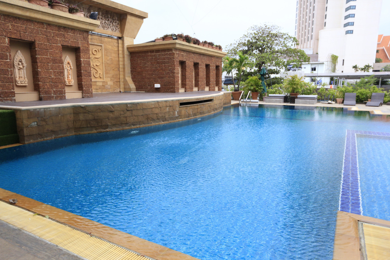 สระว่ายน้ำกลางแจ้งกำแพงหินสลักลายขอม Kosa Hotel Khon Kaen
