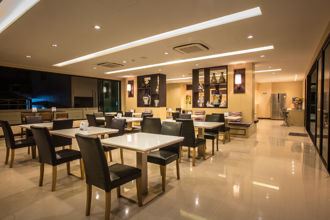 ห้องอาหารเช้า L Hotel Khon Kaen โต๊ะหินอ่อน เก้าอี้หนัง ตกแต่งแจกันลายคราม