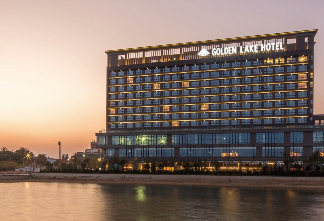 วิวทะเลสาบ Tai Lake จากห้องพักของ Everrich Golden Lake Hotel จินเหมิน