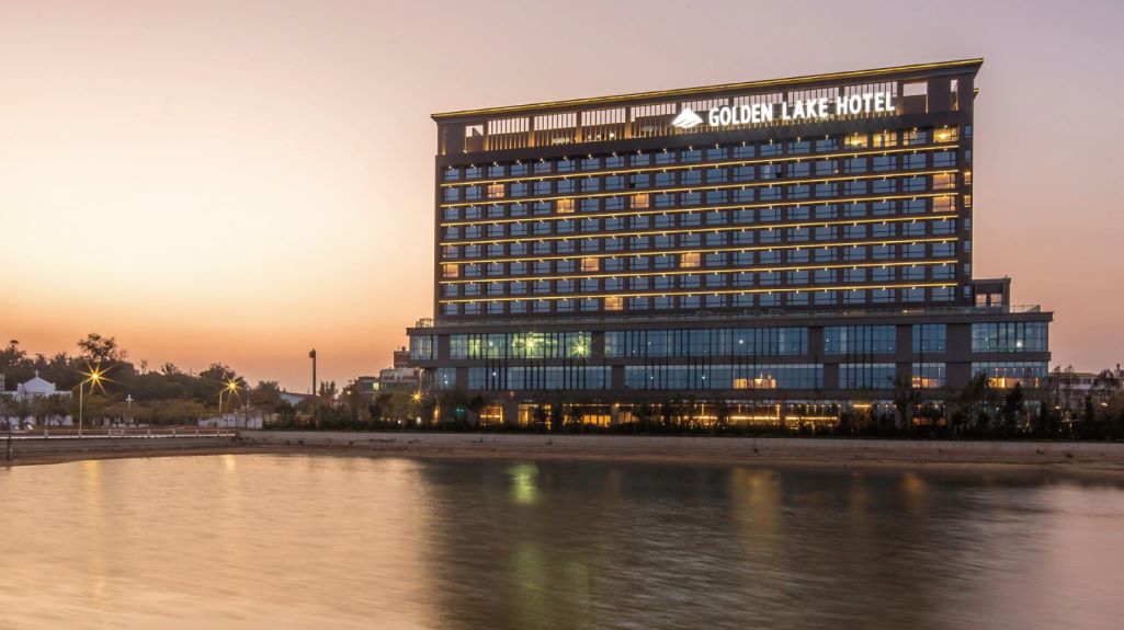 ห้องพัก Deluxe Twin Lake View ของ Everrich Golden Lake Hotel แสงธรรมชาติสบายตา
