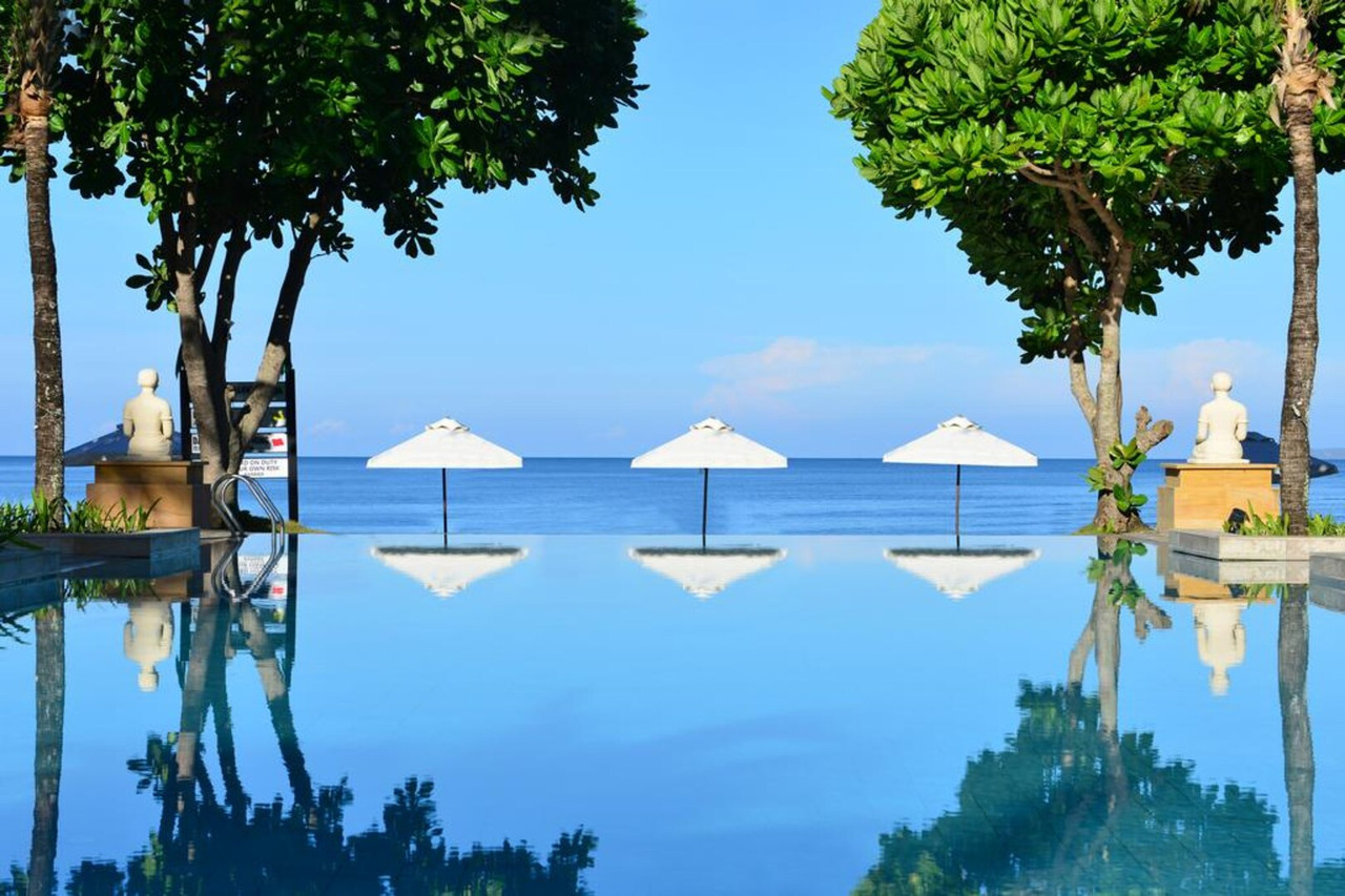 สระ Infinity น้ำเค็มของ Layana Resort หันหน้าทะเลอันดามัน มีรูปปั้นพระนั่งสองข้าง