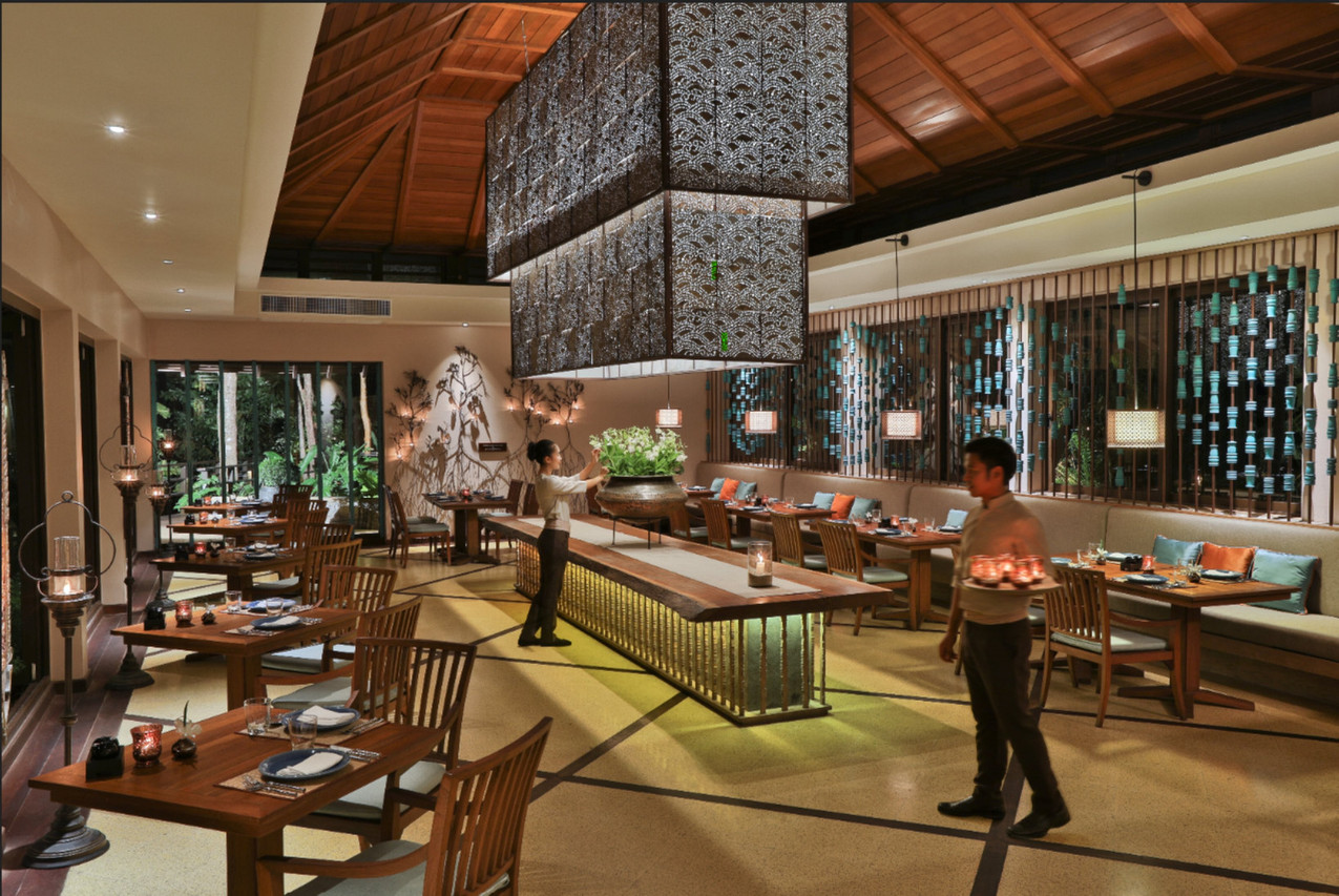 ร้าน Seven Seas บรรยากาศไม้สักและโคมไฟสานที่ Pimalai เกาะลันตา