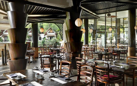 ร้านอาหาร Watermark ศาลาเปิดโล่งเสาไม้ท่ามกลางสวนเขตร้อน