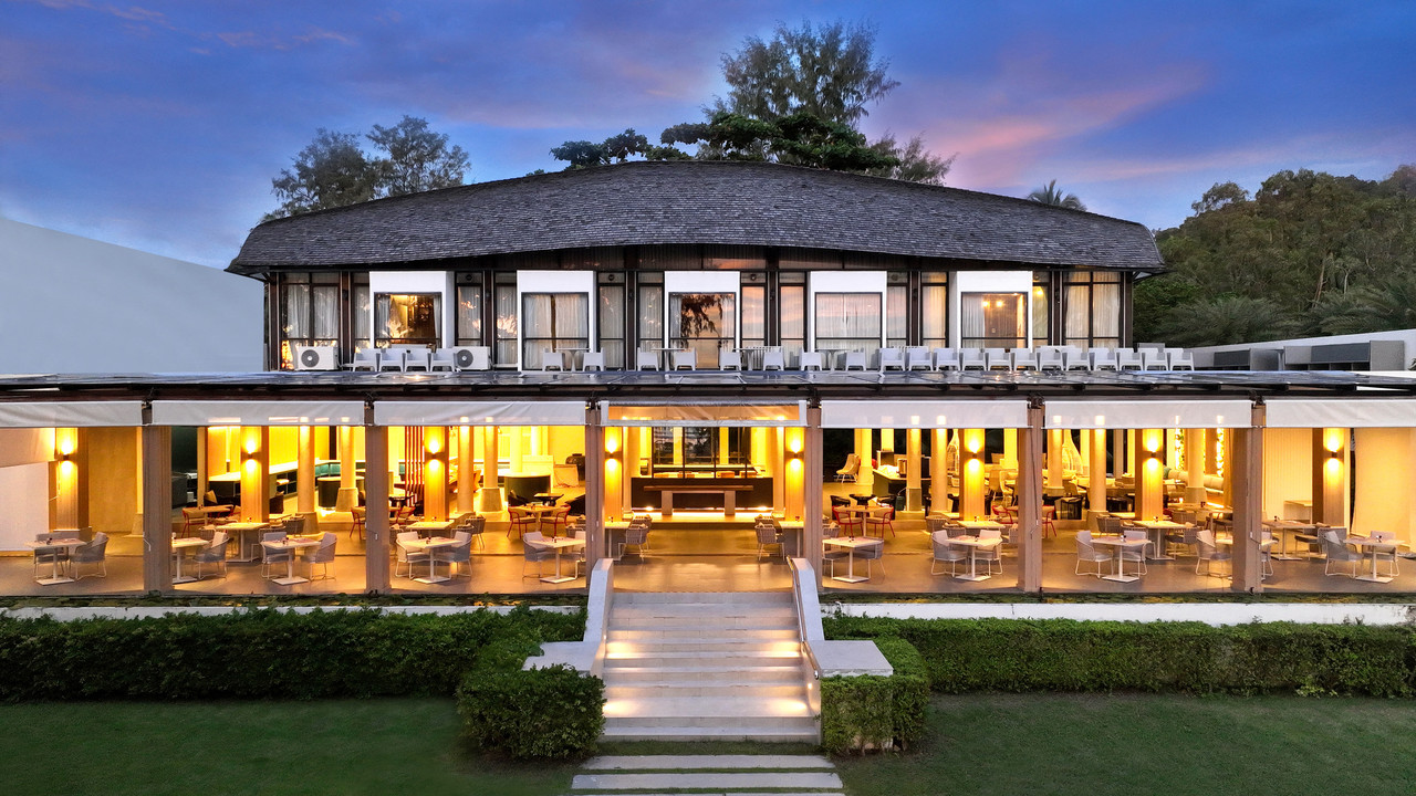 อาคาร Bua Fah Restaurant ทรงกลมสองชั้นเปิดโล่งริมสวน ยามค่ำที่ Twin Lotus Resort เกาะลันตา