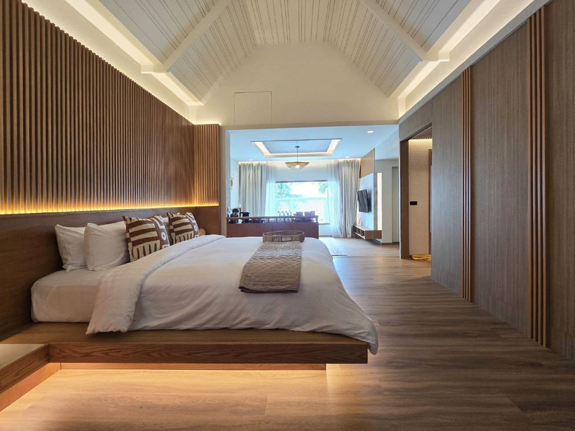 ห้อง Pool Suite ของ Cocohut Village เพดานไม้โค้งสไตล์รีสอร์ต