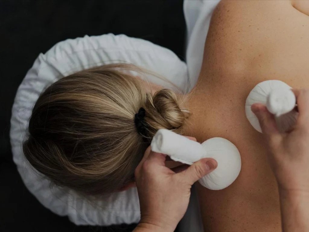 ทรีตเมนต์นวดประคบสมุนไพรไทยที่ spa ของ The Sanctuary