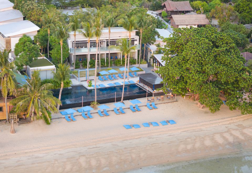 มุมสูงแสดง The Coast Resort Koh Phangan ริมหาดริ้นนัย สระ infinity และเตียงอาบแดดบนหาด