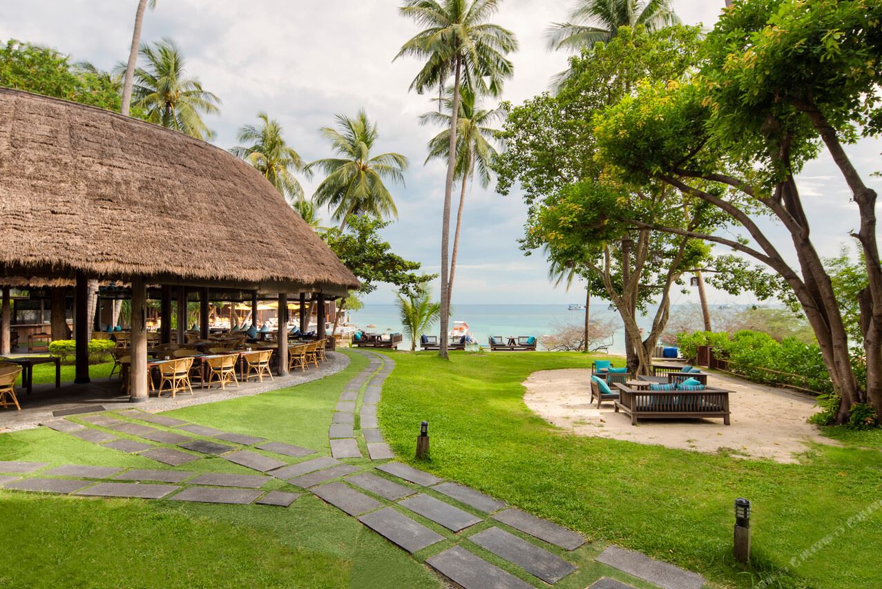 InSea beach bar & grill ศาลาหลังคาจากริมหาดมองออกอ่าวเทียนอก