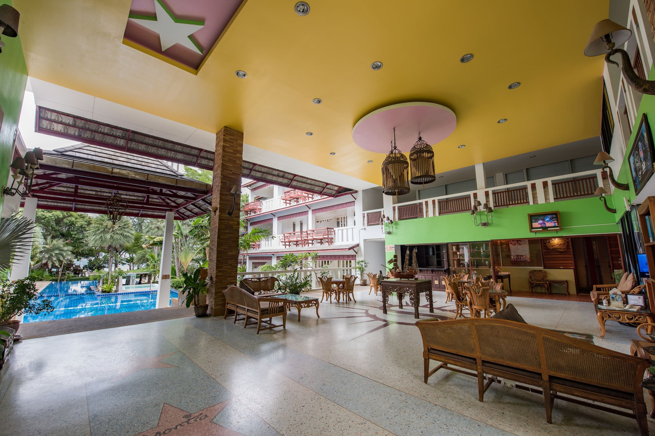 ล็อบบี้เปิดโล่งของ Koh Tao Montra Resort มองเห็นสระว่ายน้ำและสวน