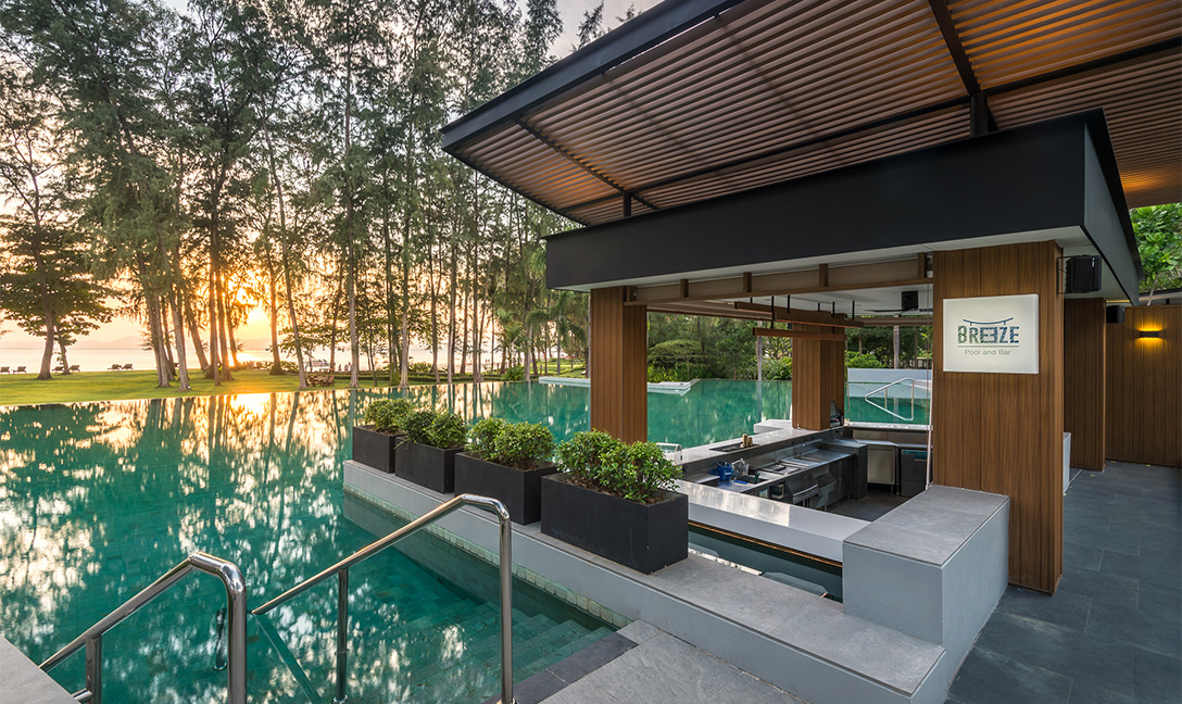 Breeze Pool & Bar สระว่ายน้ำริมทะเลพร้อม swim-up bar ยามเย็น