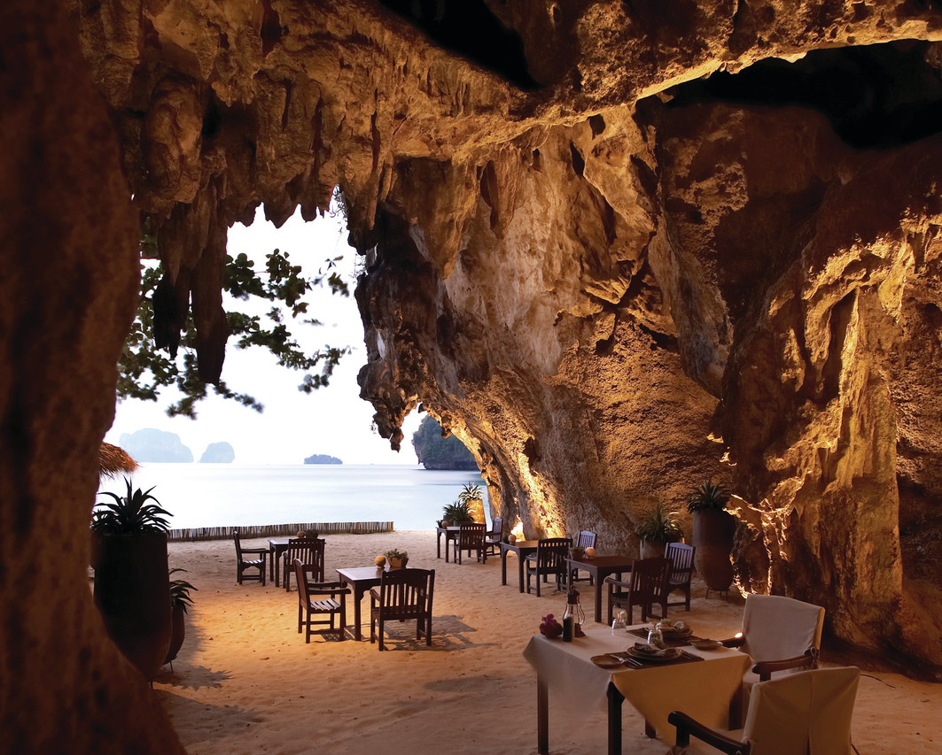 The Grotto ร้านอาหารในถ้ำหินปูนริมหาดพระนาง