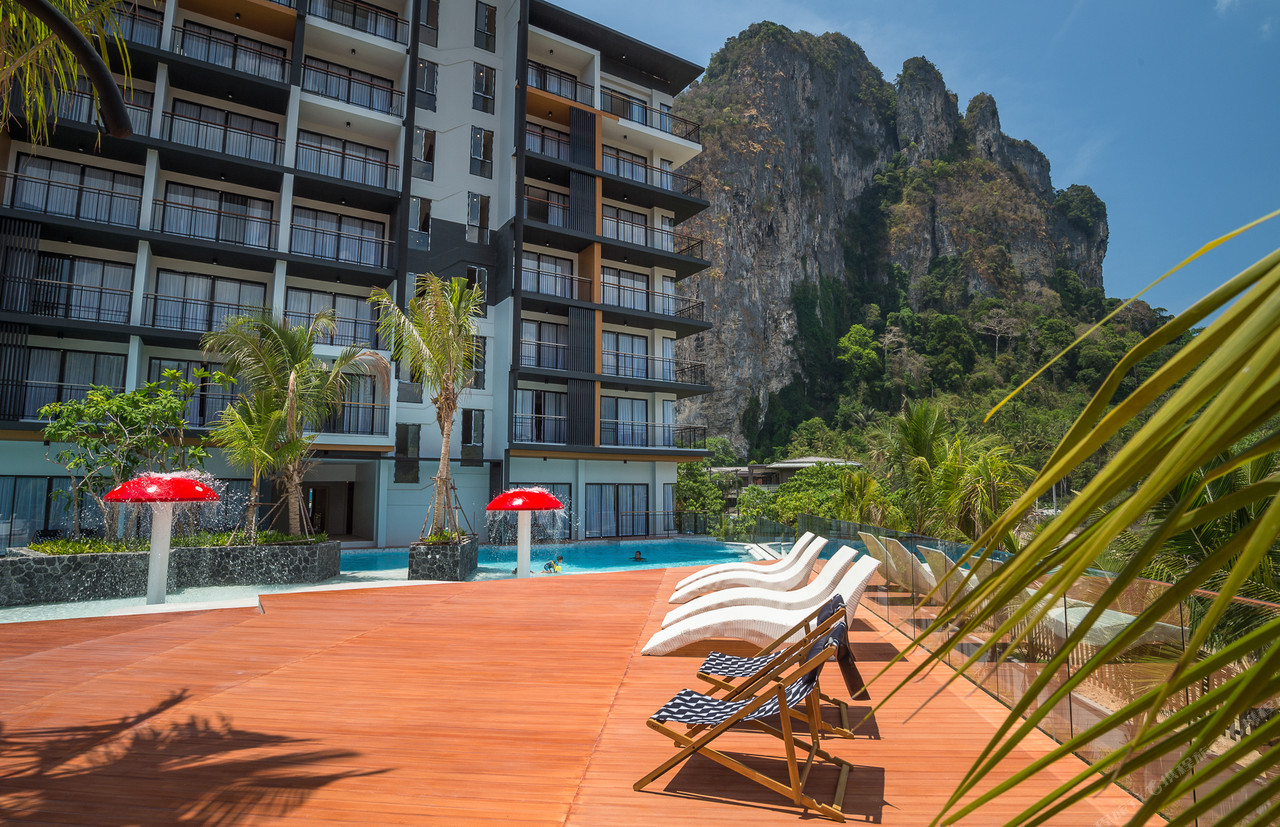 สระว่ายน้ำ Sea Seeker Krabi กับเขาหินปูนเป็นฉากหลัง