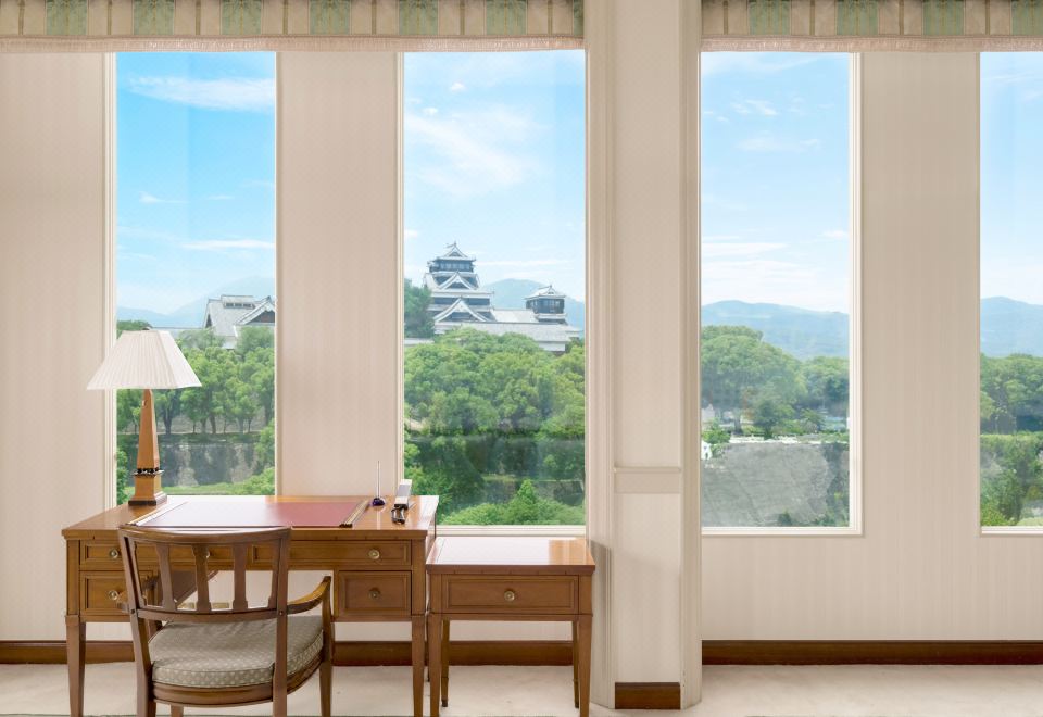 ห้องพักวิวปราสาทคุมาโมโตะ Kumamoto Hotel Castle — โต๊ะทำงานไม้และหน้าต่างเต็มบานมองเห็นปราสาท