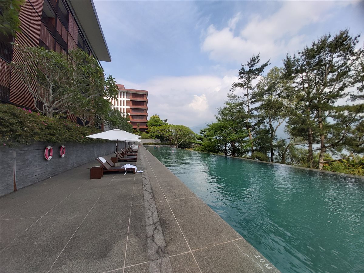 ทิวทัศน์ทะเลสาบสุริยันจันทราจาก The Lalu