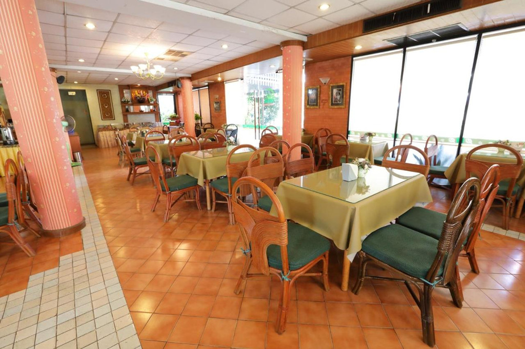 ร้านอาหารในตัวโรงแรม Pin Hotel ลำปาง เฟอร์นิเจอร์หวาย
