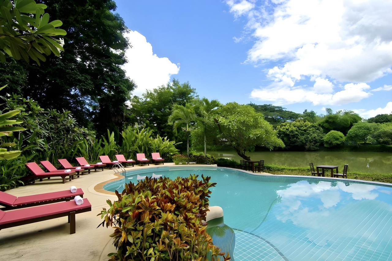 สระว่ายน้ำกลางสวนป่าริมแม่น้ำวังของ Lampang River Lodge