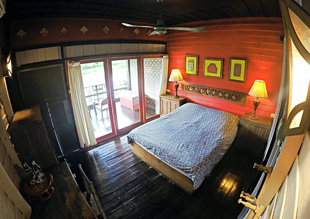 ห้องพักผนังสีแดง ระเบียงส่วนตัวมองเห็นแม่น้ำวัง
