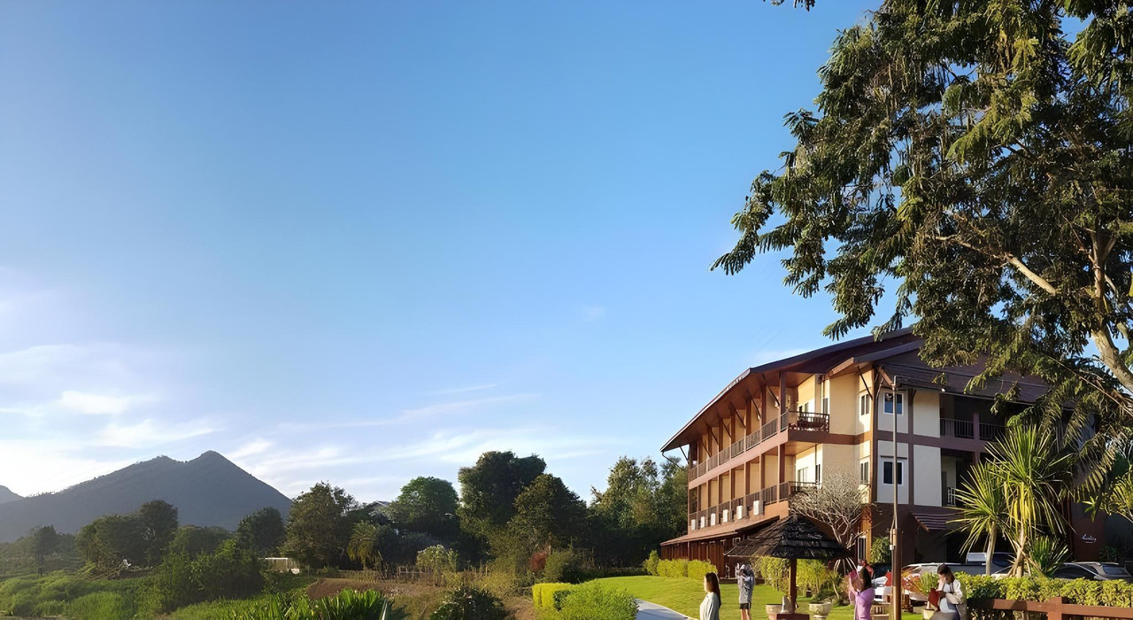 Chiang Khan Hill Resort hillside building with mountains behind