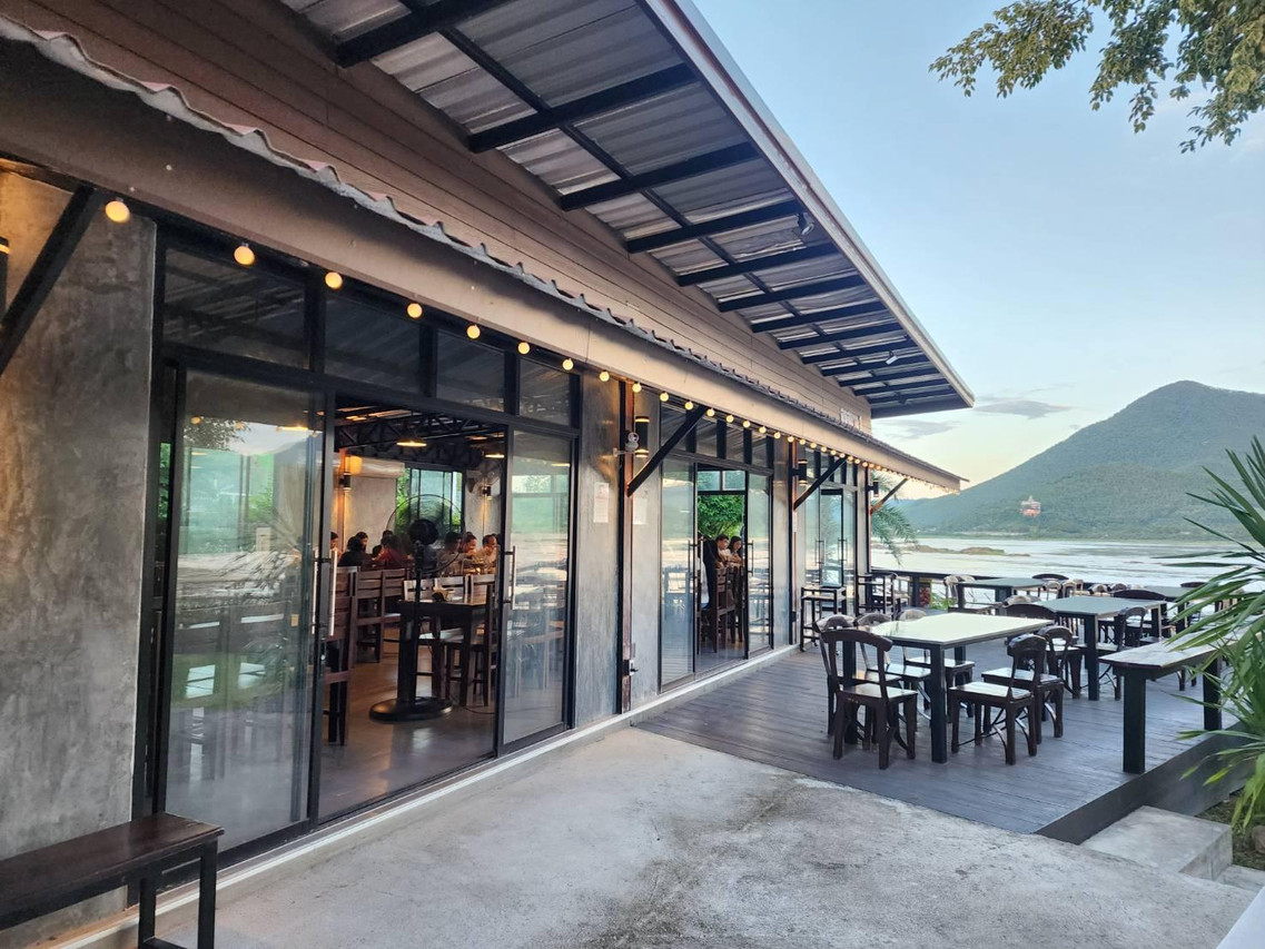 Riverfront restaurant on the Mekong with terrace facing the Laos hills