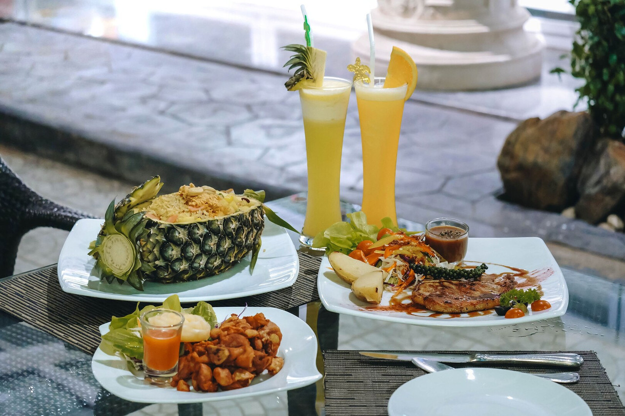 มื้ออาหารที่ห้องอาหารริมน้ำพุกลางล็อบบี้ Loei Palace Hotel