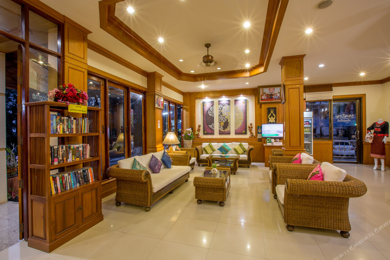 Loei Village Hotel lobby with a small library corner and rattan sofas