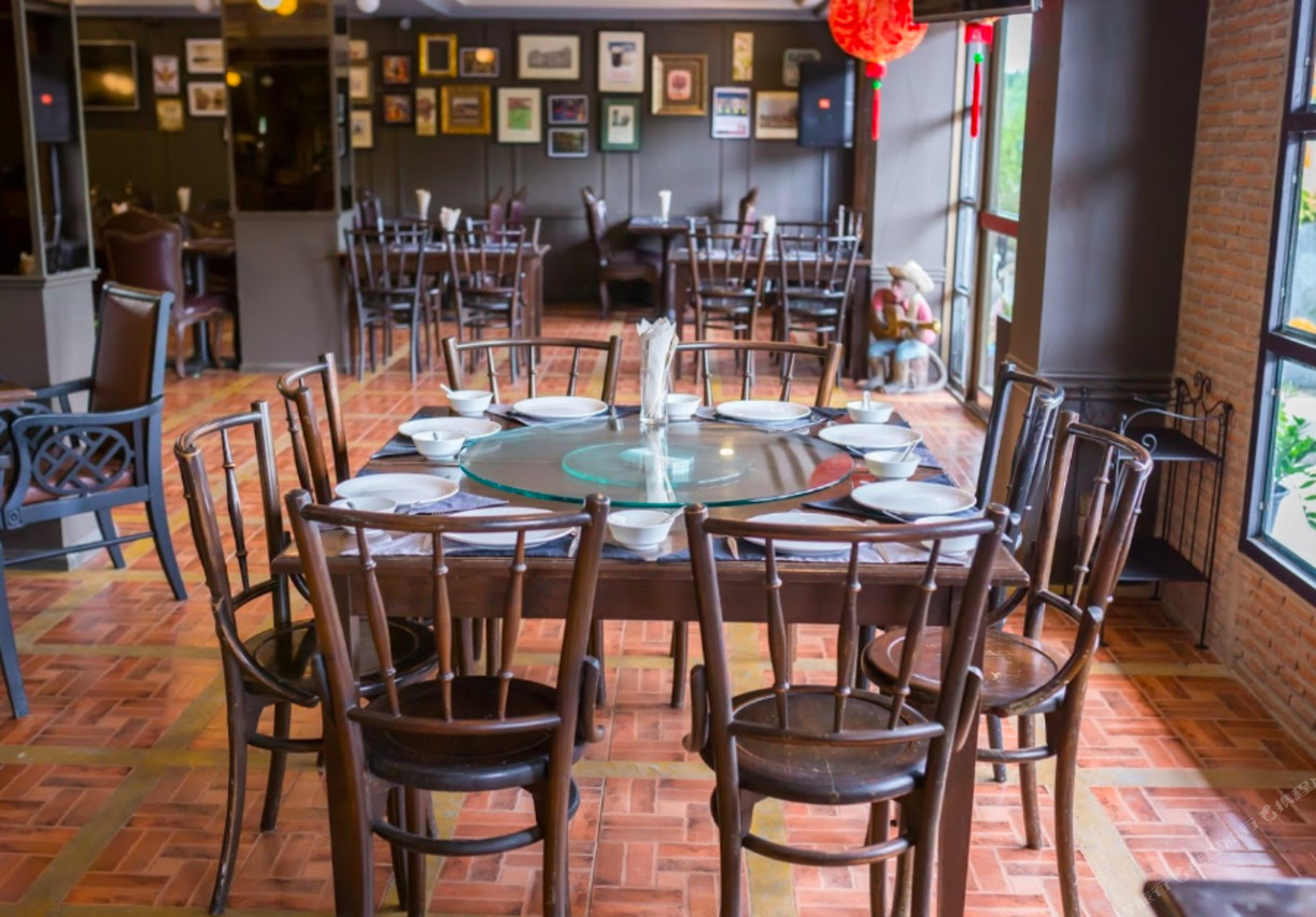 ห้องอาหาร Lopburi Inn Cafe โต๊ะจีนหมุนได้ของ Lopburi Inn Hotel ลพบุรี