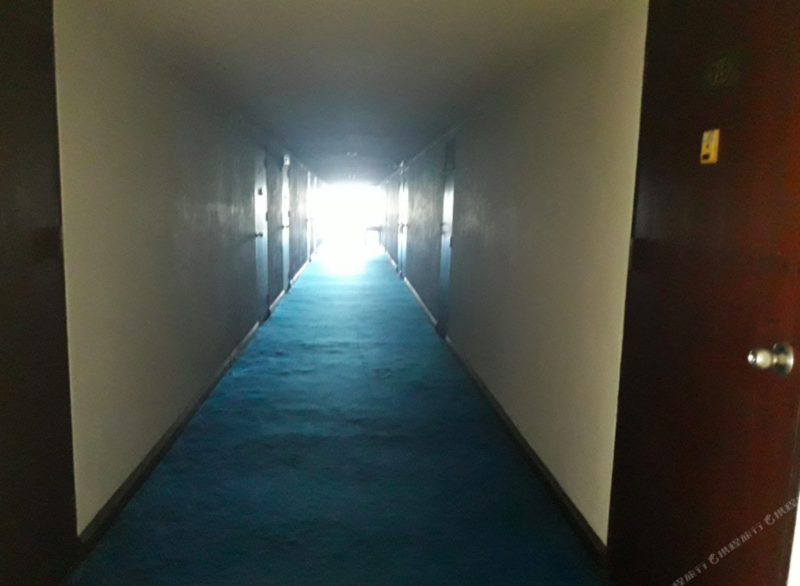 ทางเดินหน้าห้องพักปูพรมของ Lopburi Inn Hotel ลพบุรี