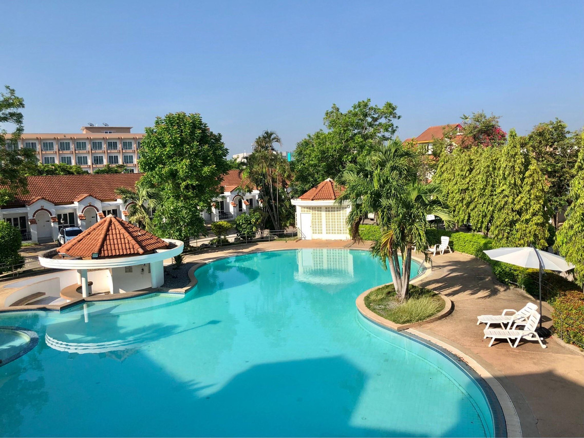 สระว่ายน้ำกลางแจ้งทรงโค้งพร้อมศาลากลางน้ำและสวน Lopburi Inn Resort