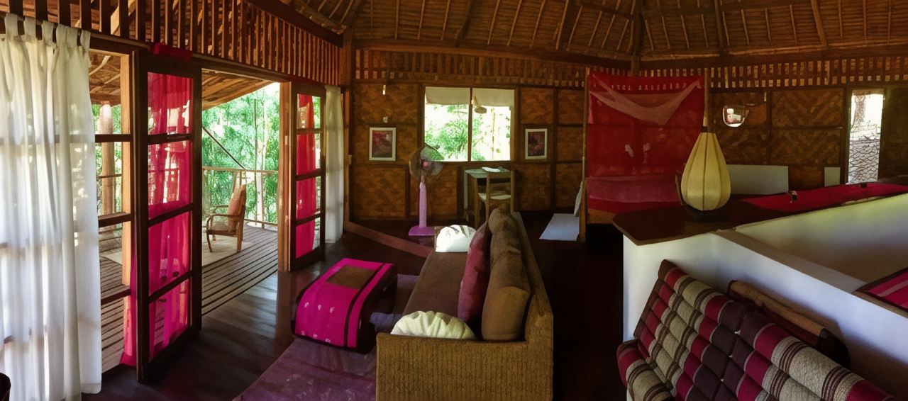 ภายในกระท่อมไม้สัก-ไม้ไผ่ของ Sang Tong Huts เปิดระเบียงสู่สวน
