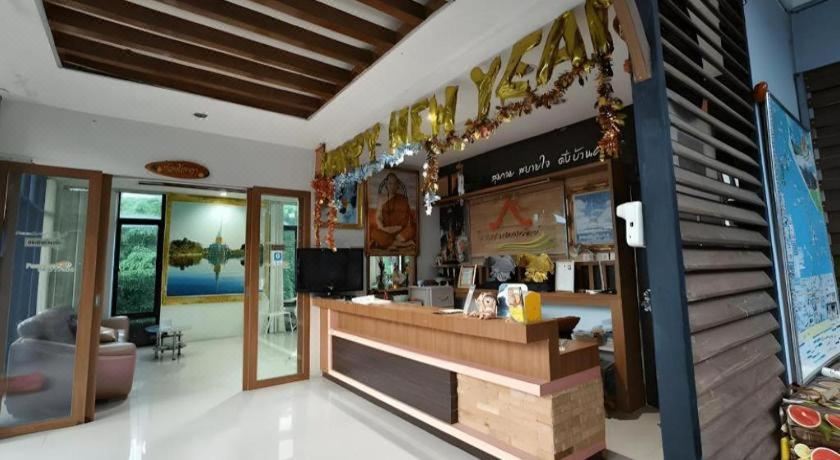 ล็อบบี้และเคาน์เตอร์ต้อนรับไม้ของ Phakawan Hotel มหาสารคาม
