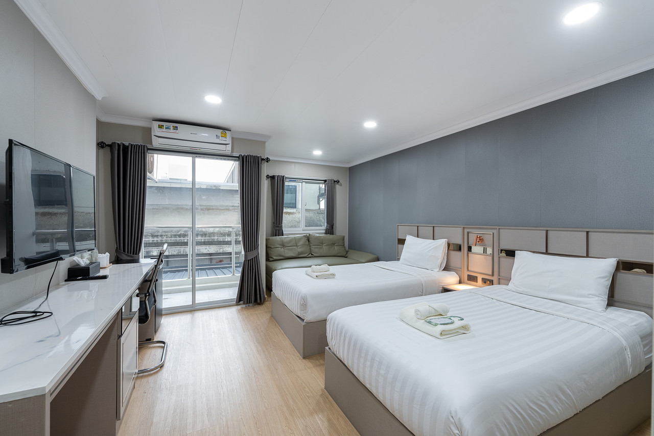 ห้องพักสไตล์คอนโดของ TJ 4711 Residence เตียงคู่ มีระเบียงและโต๊ะทำงาน