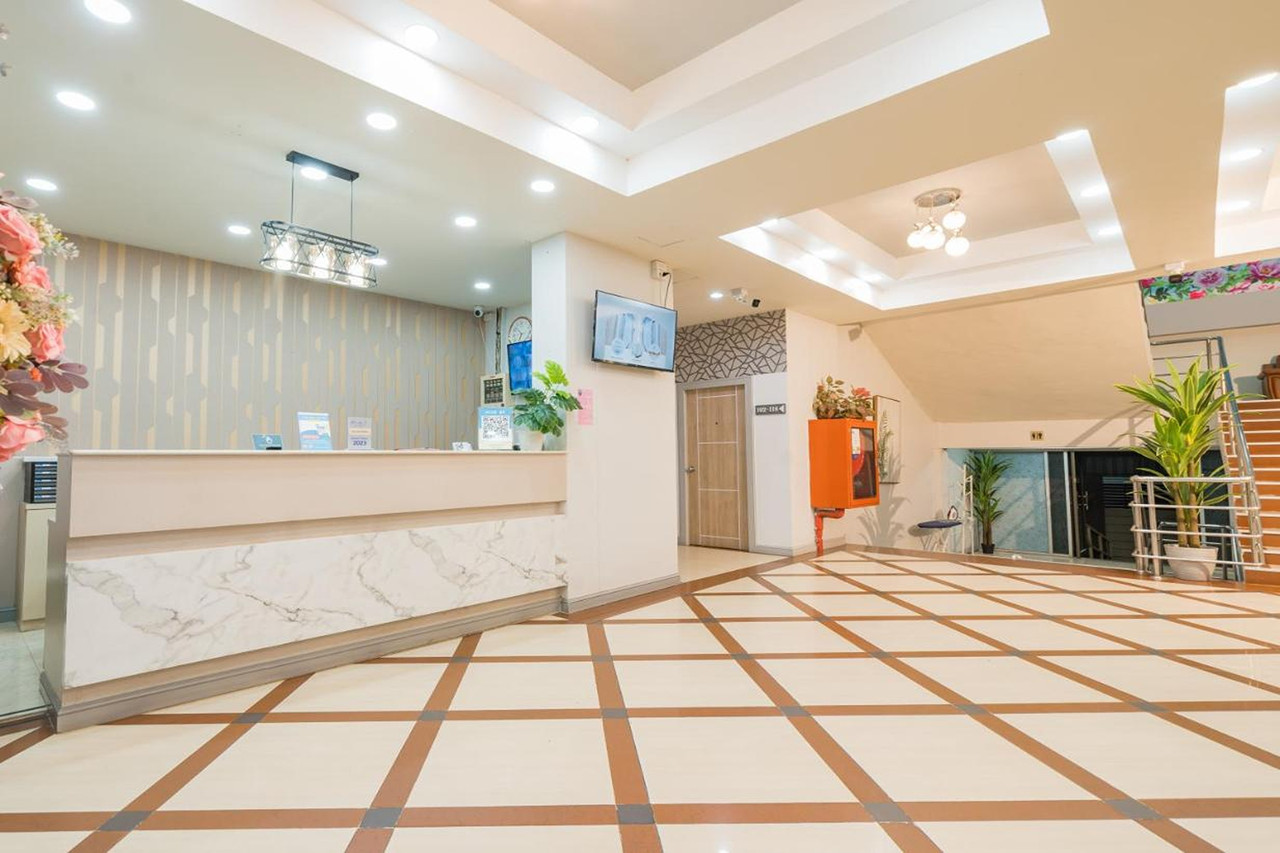 เคาน์เตอร์ต้อนรับหินอ่อน Top Inn Hotel พื้นกระเบื้องลายตาราง