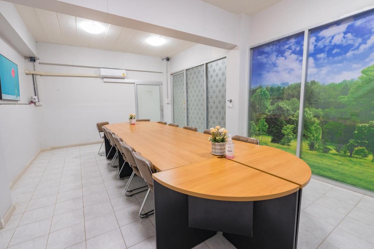 ห้องประชุมโต๊ะไม้ใหญ่ Top Inn Hotel กระจกบานใหญ่ตกแต่งด้วยภาพธรรมชาติสีเขียว