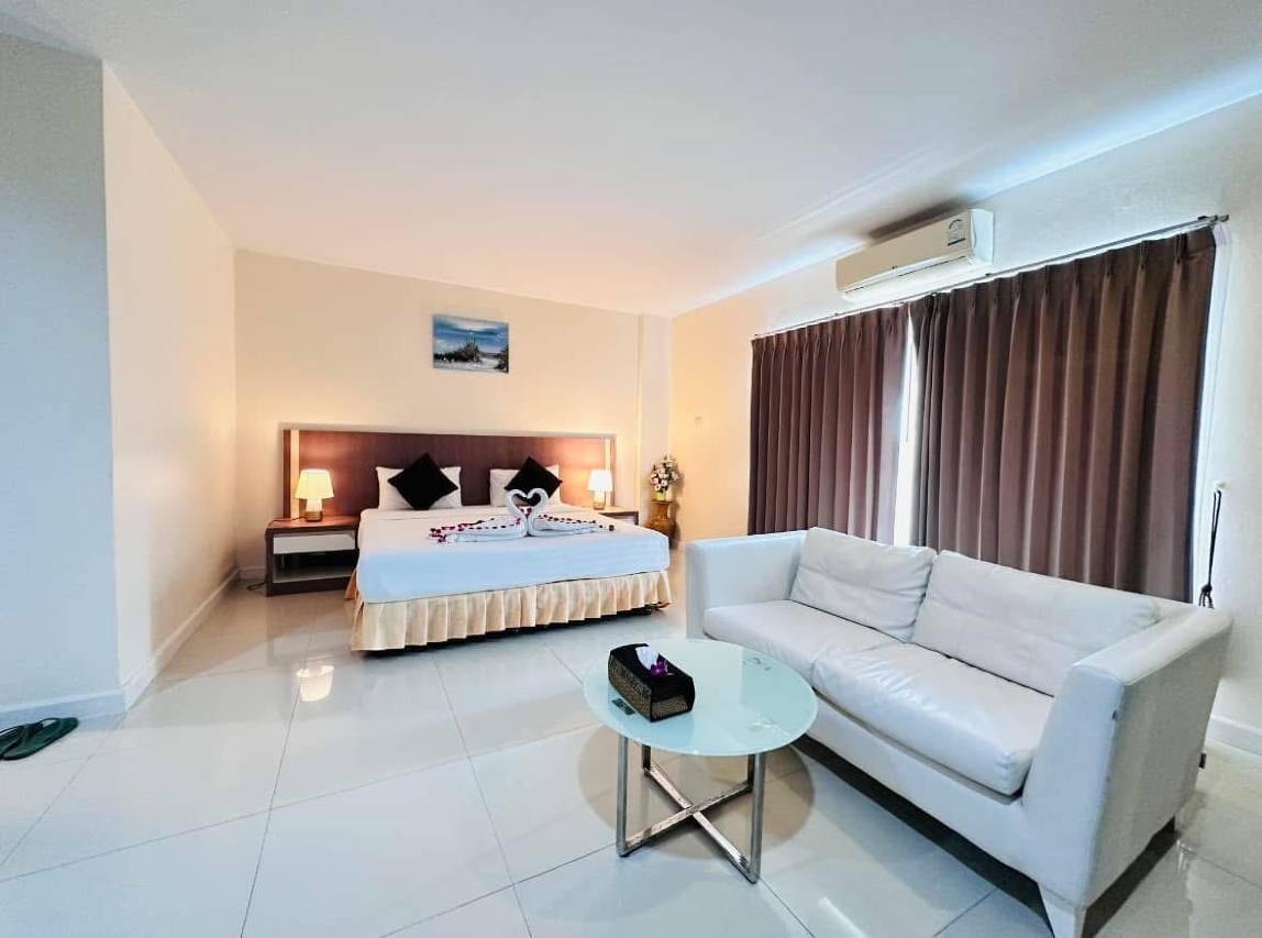 ห้อง VIP ของ Your Place Hotel มหาสารคาม พร้อมโซฟาและโต๊ะกลาง