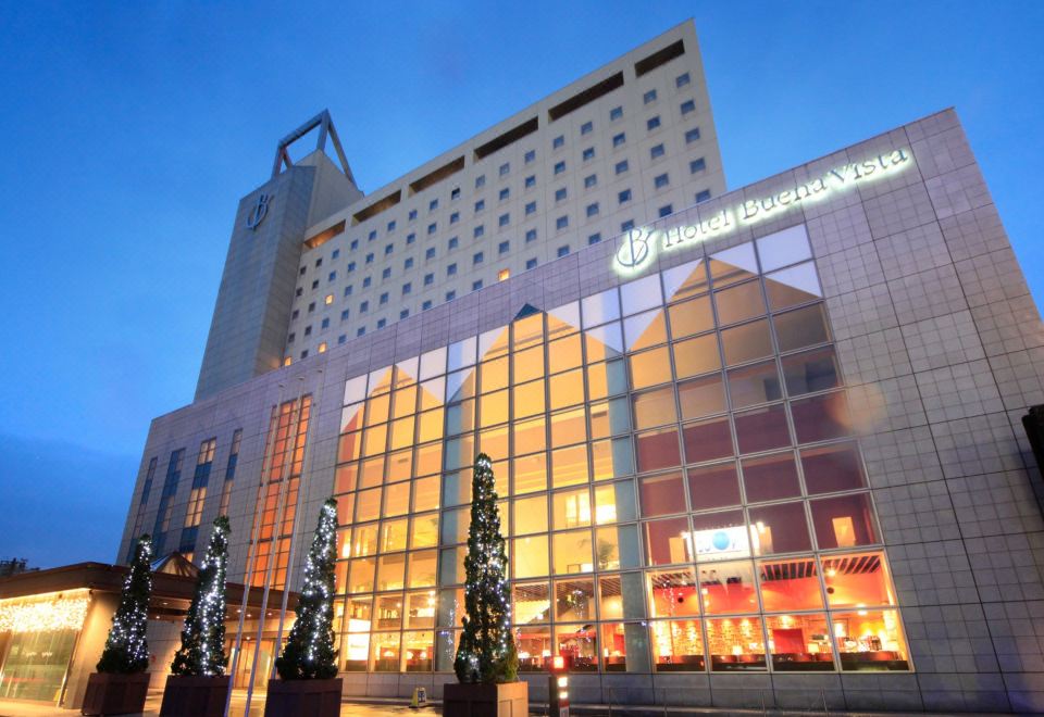 ภายนอกอาคาร Hotel Buena Vista Matsumoto ป้ายโรงแรมชัดเจน ยามค่ำคืนไฟส่องสว่าง