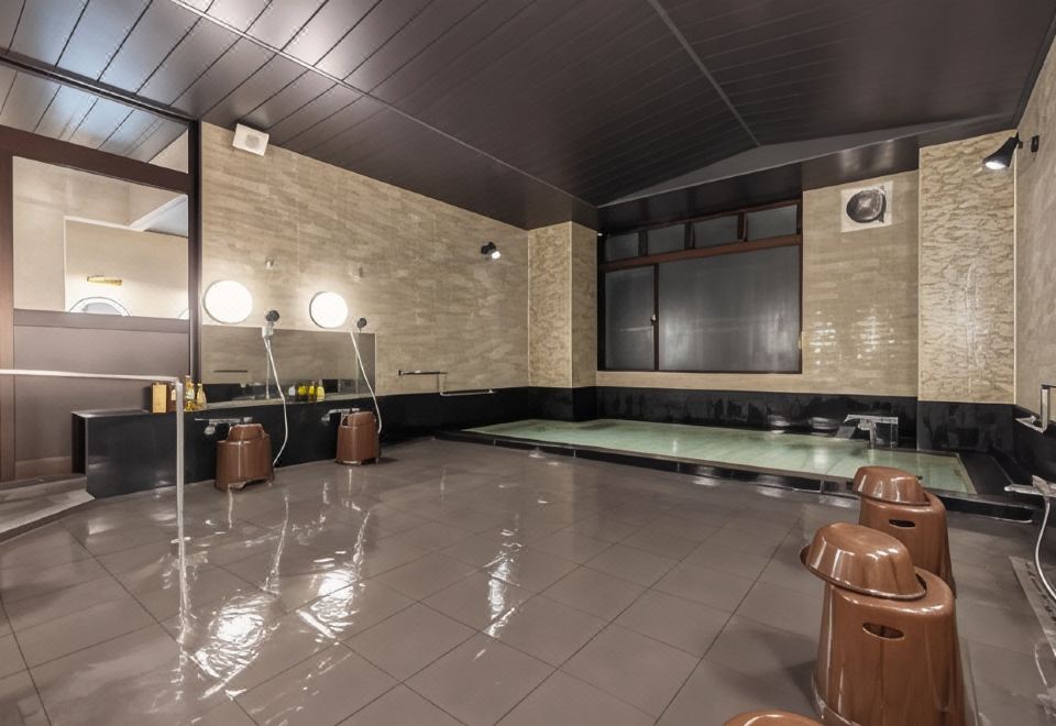 อ่างออนเซนน้ำพุร้อนธรรมชาติสาธารณะน้ำสีเขียวอมฟ้าใสของ Matsumoto Hotel Kagetsu