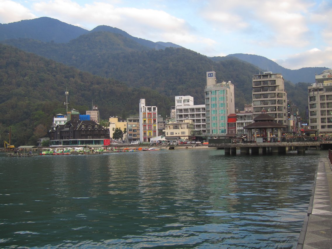 ทิวทัศน์ทะเลสาบสุริยันจันทราบริเวณ Ming Yue Hu Hotel
