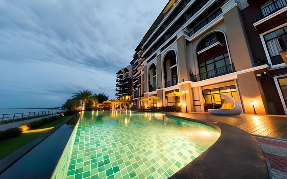 สระว่ายน้ำริมแม่น้ำโขงยามเย็นของ Hotel de Ladda มุกดาหาร