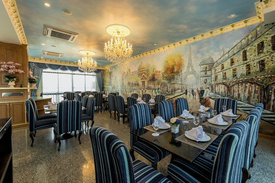 ร้านอาหาร De Paris ตกแต่งภาพวาดกรุงปารีสและโคมระย้า