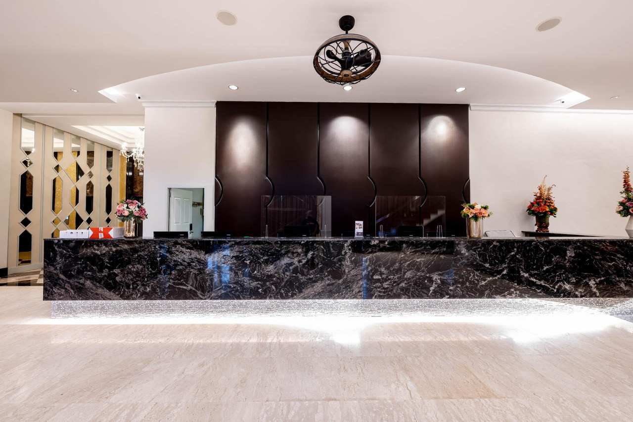 ล็อบบี้ Hotel Muq เคาน์เตอร์ต้อนรับหินอ่อนสีดำ
