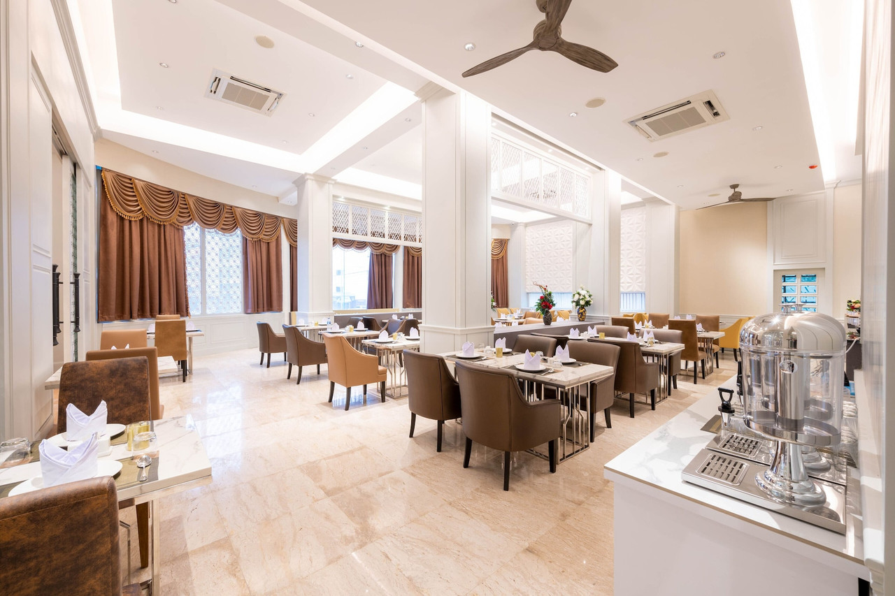 ห้องอาหารเช้า Hotel Muq โทนสว่าง โต๊ะหินอ่อน