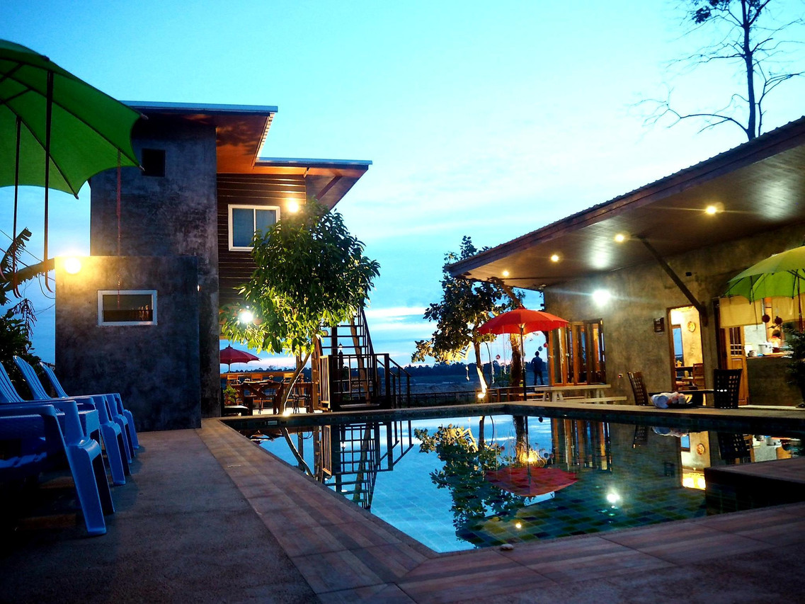 สระว่ายน้ำระบบเกลือยามพลบค่ำ มองข้ามแม่น้ำโขง ที่ NawiengkaeRiverview Resort
