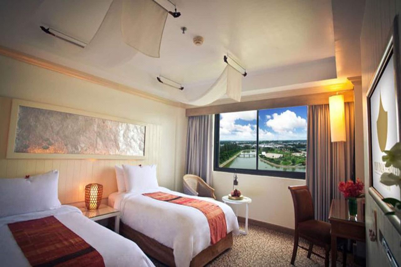 ห้องพักเตียงคู่ Ploy Palace Hotel มองเห็นแม่น้ำและสวนสาธารณะมุกดาหาร